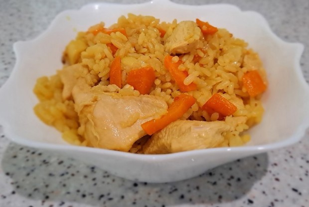 Куриное филе с рисом на сковороде
