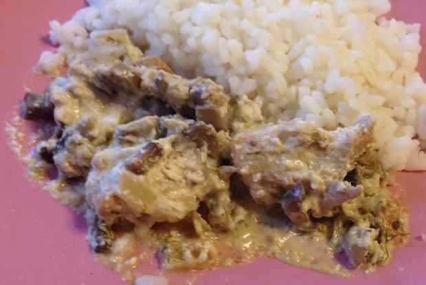 Куриное филе с шампиньонами в сметанном соусе