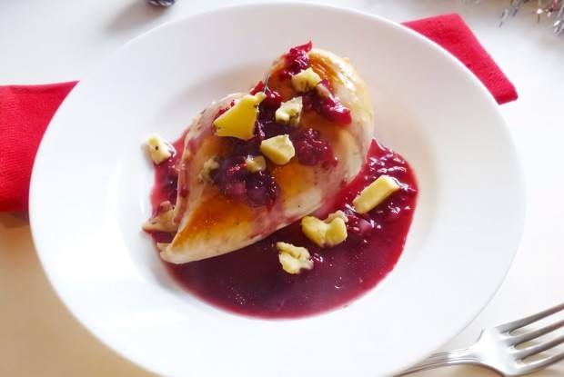 Куриное филе с соусом из малины и сыром