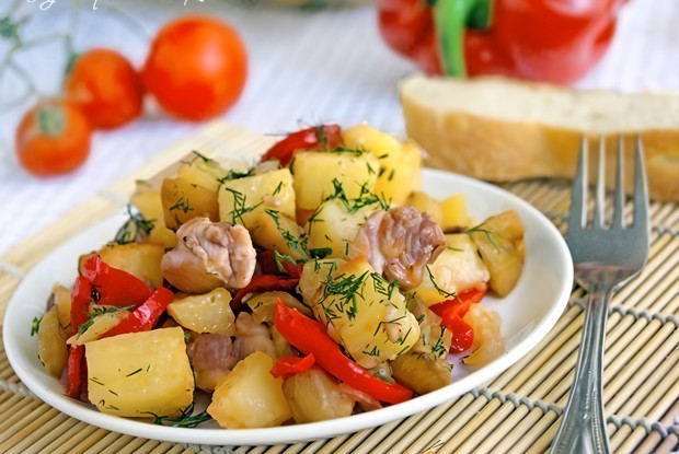 Куриное филе тушенное с картофелем, баклажанами и сладким перцем