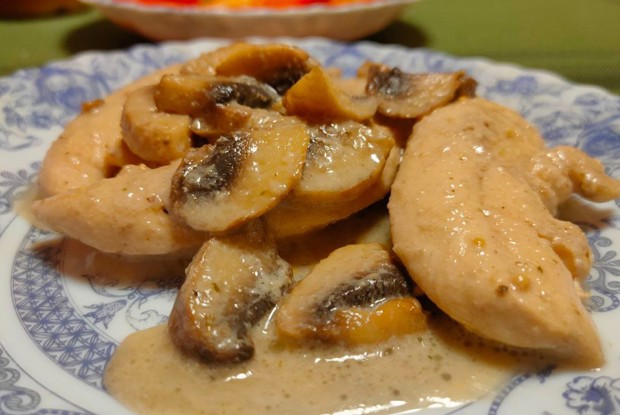 Куриное филе, тушенное с горчично-грибным соусом