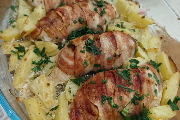 Куриное филе в беконе с чесноком