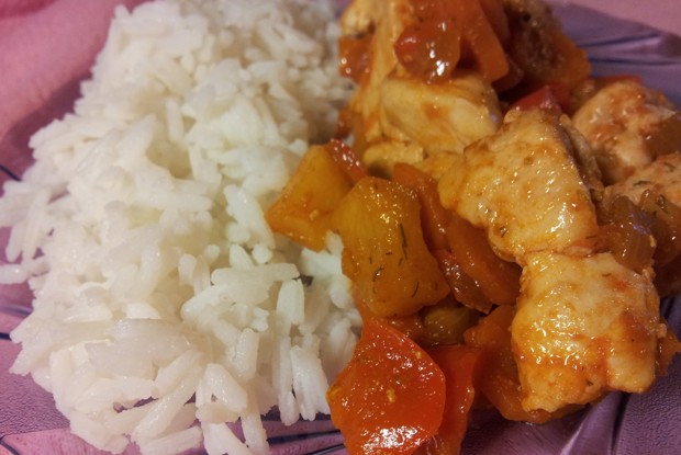 Куриное филе в кисло-сладком соусе с ананасами