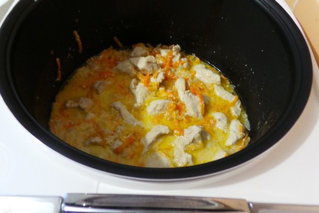 Куриное филе в мультиварке с морковью и луком