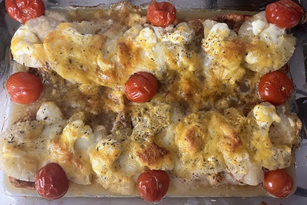 Куриное филе, запеченное с ананасами и коктейльными томатами