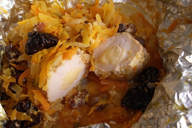 Куриное филе, запеченное в фольге с морковью и черносливом