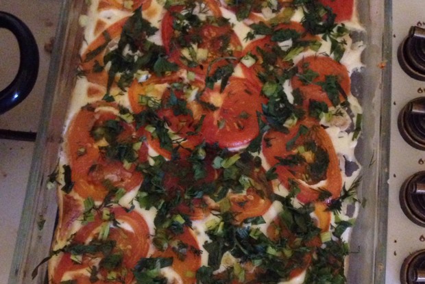 Куриное филе, запечённое в яично-сметанном соусе, с зеленью и помидорами