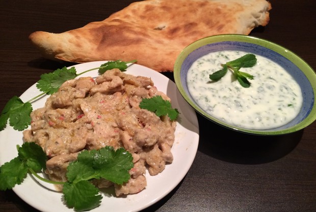 Куриное карри с манго и мятной райтой