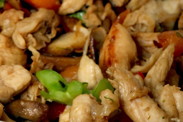 Куриное рагу с разноцветными перцами