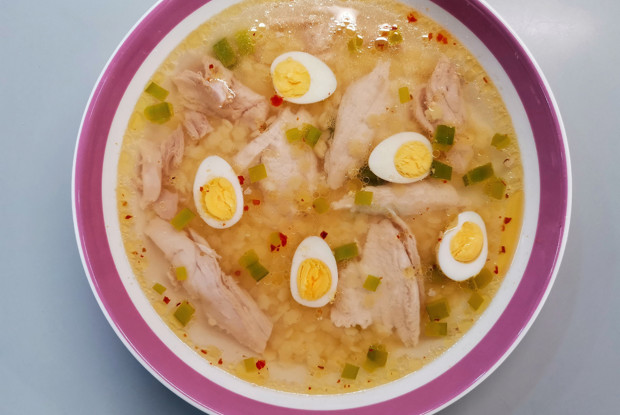 Куриный суп с лапшой и перепелиными яйцами