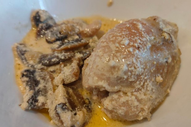 Куриные бедра с грибами и сливками