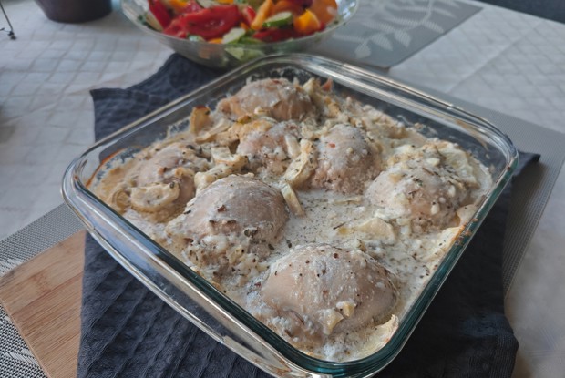 Куриные бедра с кабачками и чесноком