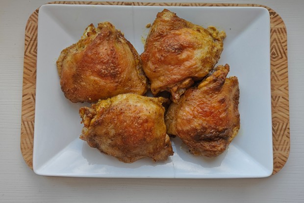 Куриные бедра с куркумой в духовке