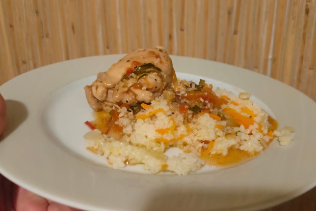 Куриные бедра тушеные с луком, помидором и сладким перцем