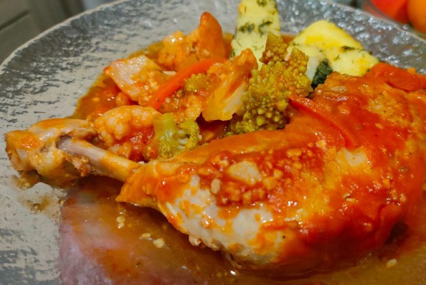 Куриные бедра тушенные в томате с овощами