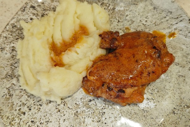 Куриные бедра в томатном соусе