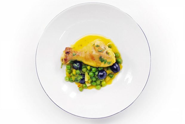 Куриные голени с шафраном, оливками и горошком