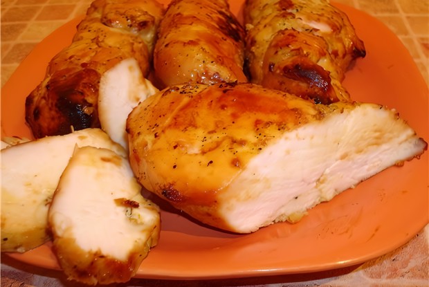 Куриные грудки а-ля пастрома на подушке из яблок