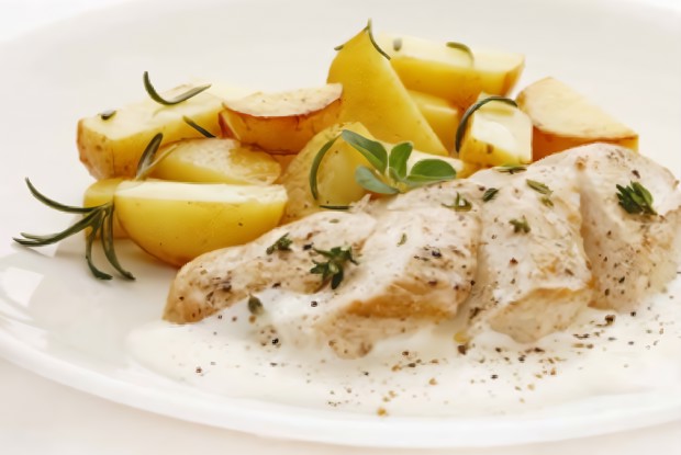 Куриные грудки в сметане и картошкой