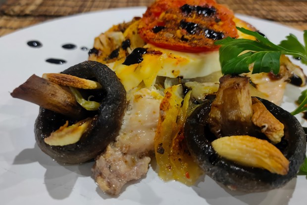 Куриные грудки запеченные с домашним сыром, помидорами, луком и грибами