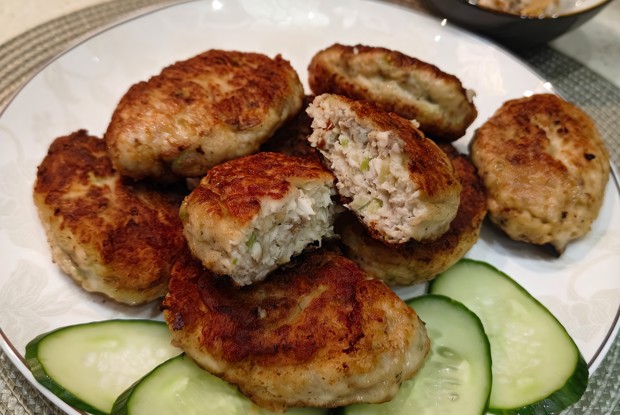 Куриные котлеты с кабачком и шампиньонами