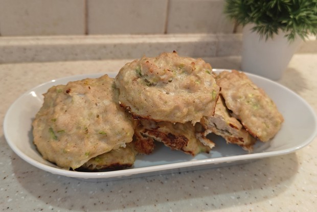 Куриные котлеты в духовке с кабачком