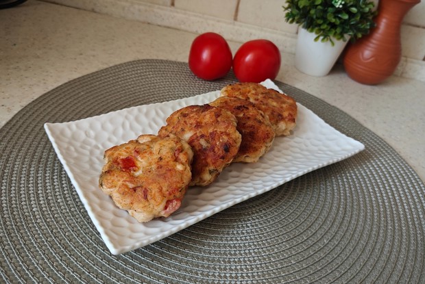 Куриные котлеты с помидором и сыром