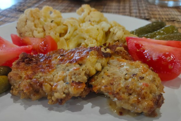 Куриные котлеты с сыром, специями и гарниром из цветной капусты