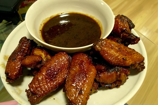 Куриные крылья в темном соусе