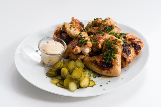 Куриные крылышки с огуречным рассолом