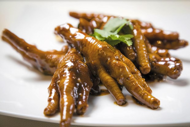 Куриные лапки, обжаренные на воке