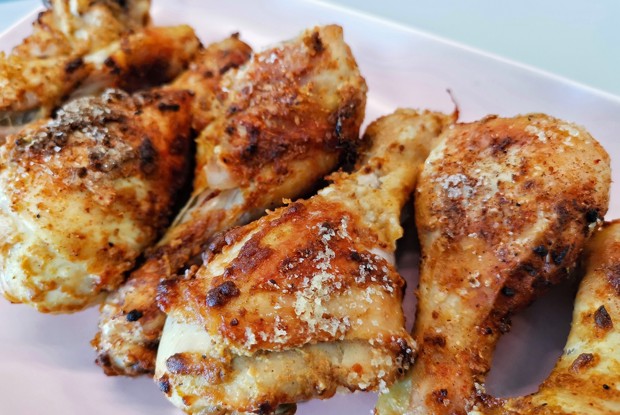 Куриные ножки карри на солевой подложке