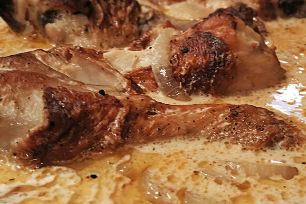 Куриные ножки в сметанном соусе