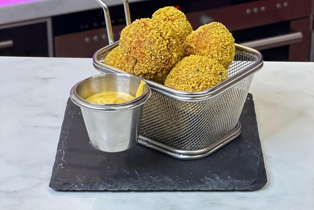 Куриные пончики во фритюре с соусом карри-майо