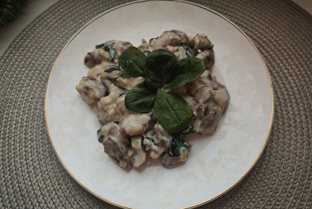 Куриные сердечки с шампиньонами и шпинатом
