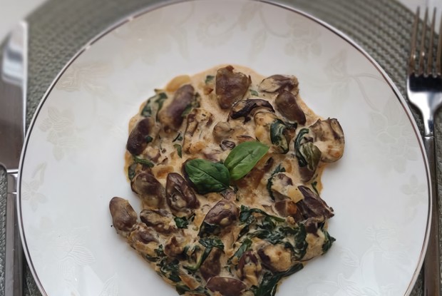 Куриные сердечки со шпинатом в сливочном соусе