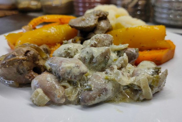 Куриные сердечки, тушенные с овощами в сметанном соусе