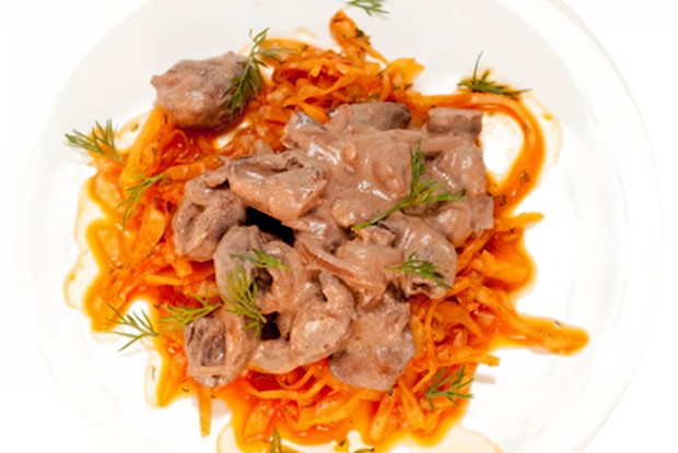 Куриные сердечки в сметане с тушеной капустой