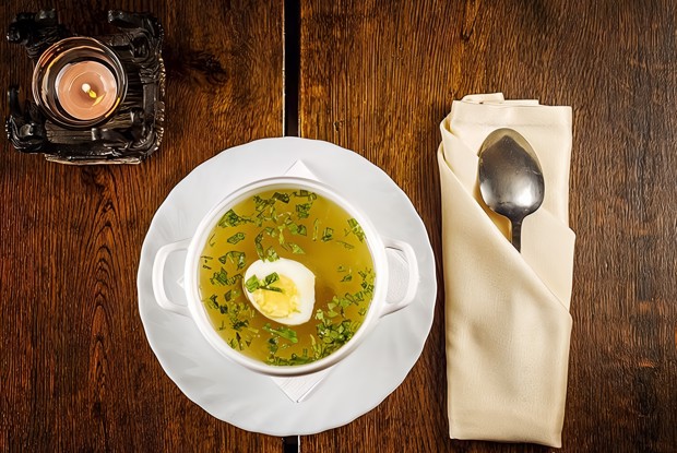 Куриный бульон с рисом и яйцами