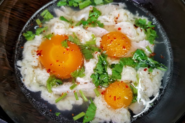 Куриный бульон с яйцом