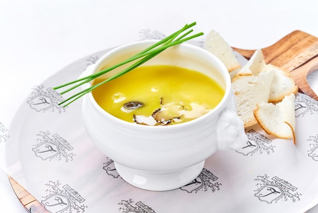 Куриный бульон со сморчками и черным трюфелем