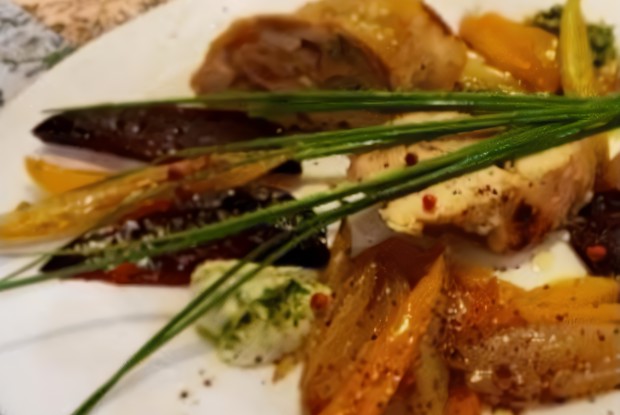 Куриный рулет с дольками печеной свеклы