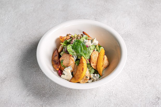 Куриный салат с айвой и сыром дорблю