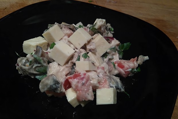 Куриный салат с брынзой