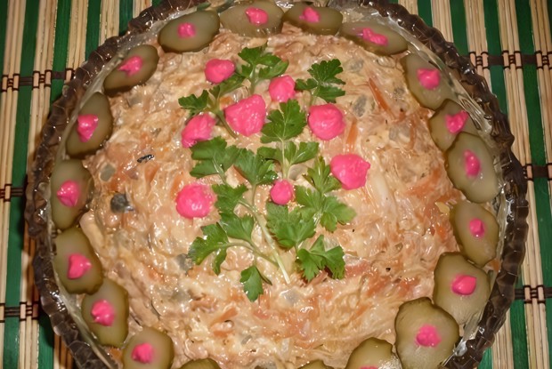 Куриный салат с фасолью и грецкими орехами