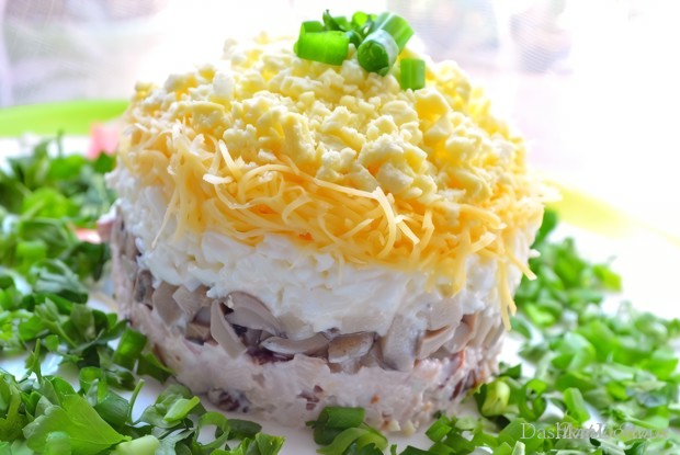 Куриный салат с грибами и сыром