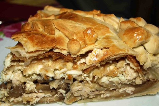 Курник из слоенного теста с блинами, грибами и курицей
