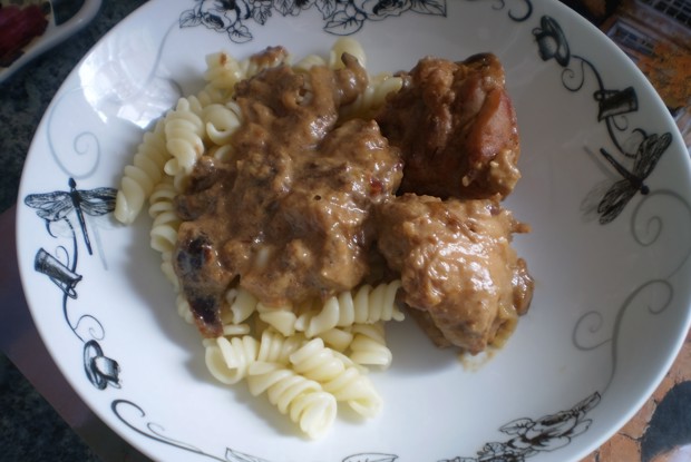 Курочка в сливочном соусе с черносливом