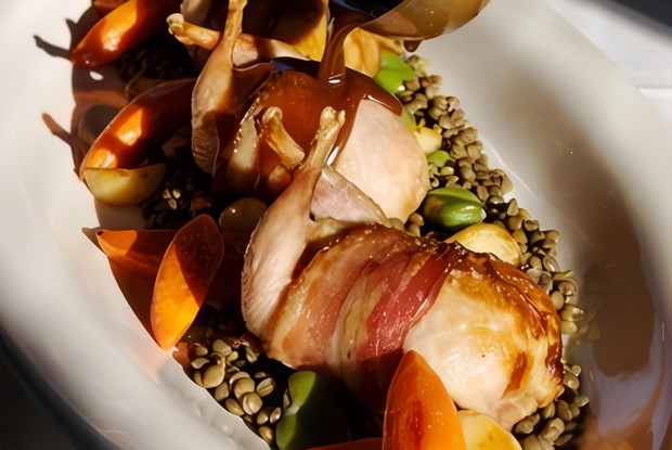 Куропатки с чечевицей в томатном соусе