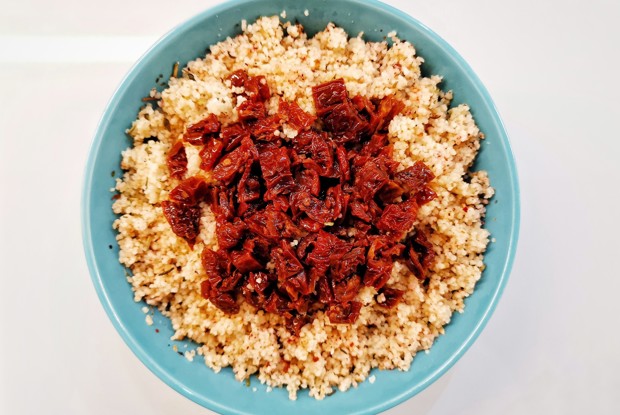 Кускус по-средиземноморски с вялеными помидорами